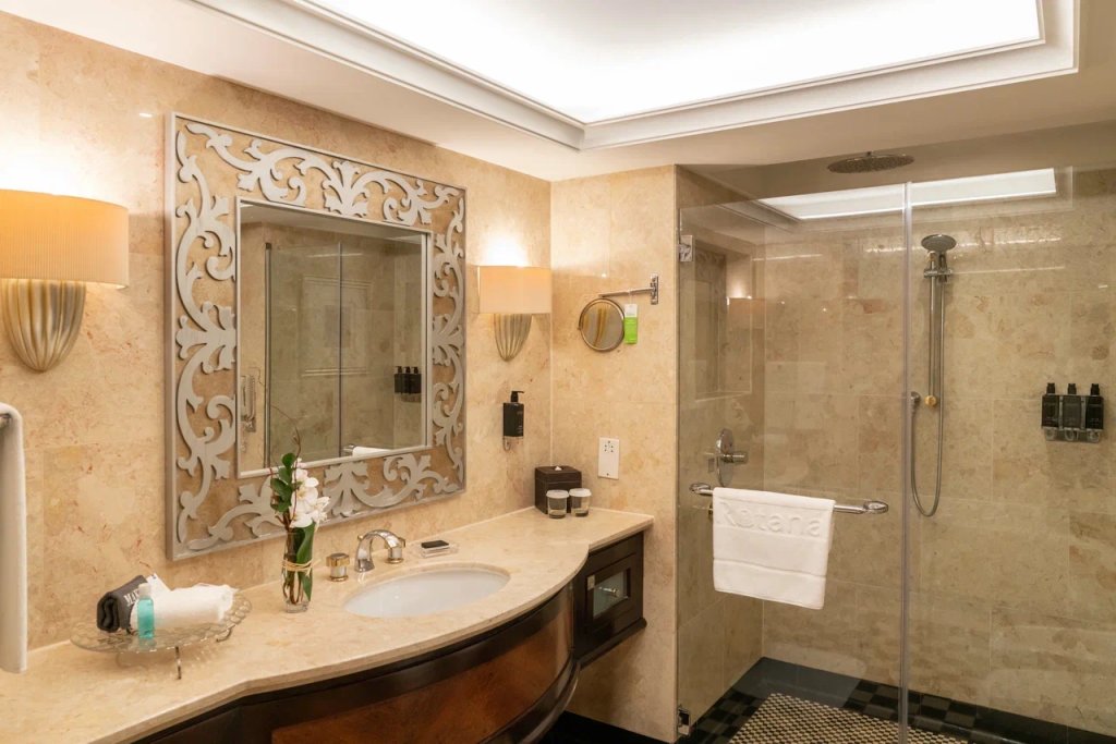 Абу-Даби: Beach Rotana Hotel