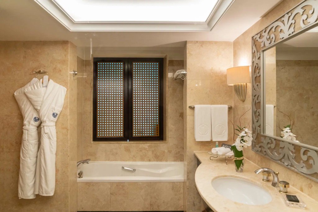 Абу-Даби: Beach Rotana Hotel