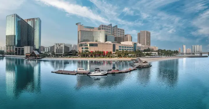 Абу-Даби: Beach Rotana Hotel