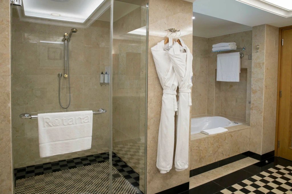 Абу-Даби: Beach Rotana Hotel