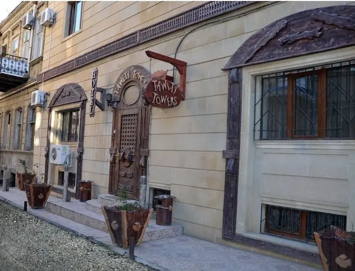 Баку: Отель Fawlty Towers