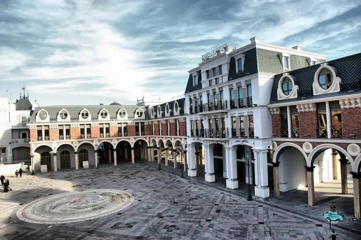 Батуми: Piazza Four Colours