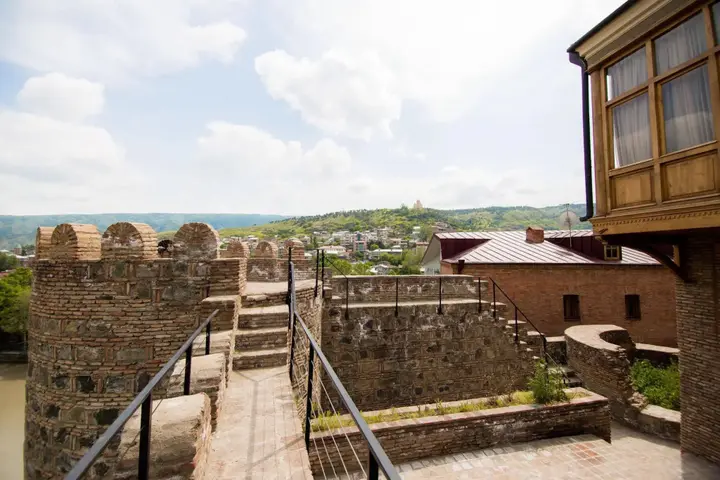 Тбилиси: Metekhis Galavani Hostel