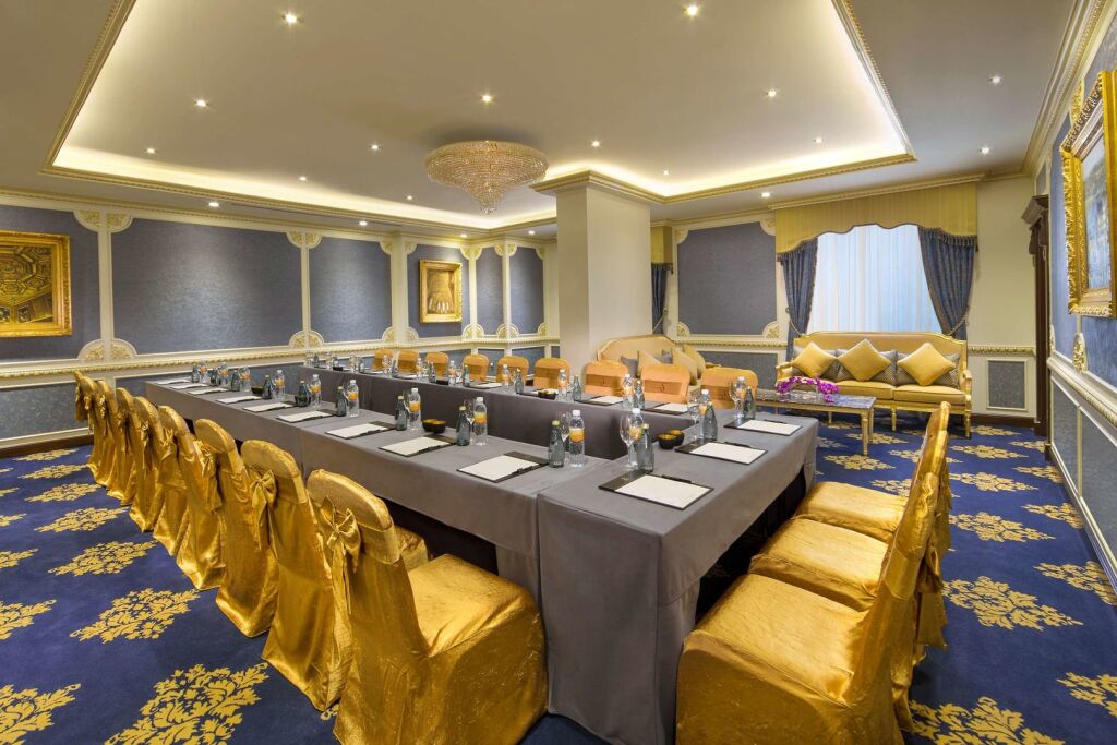 Абу-Даби: Royal Rose Abu Dhabi, a Curio by Hilton Affiliated Hotel