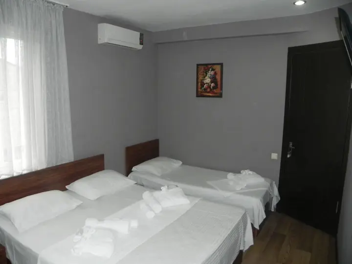 Батуми: Hotel Leon