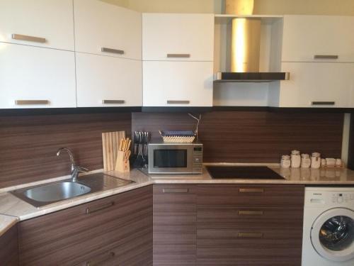 Ереван: Luxe Apartment at North Avenue