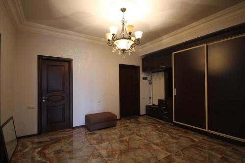 Ереван: Luxe Apartment at North Avenue