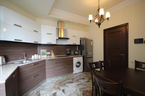 Ереван: Luxe Apartment at North Avenue