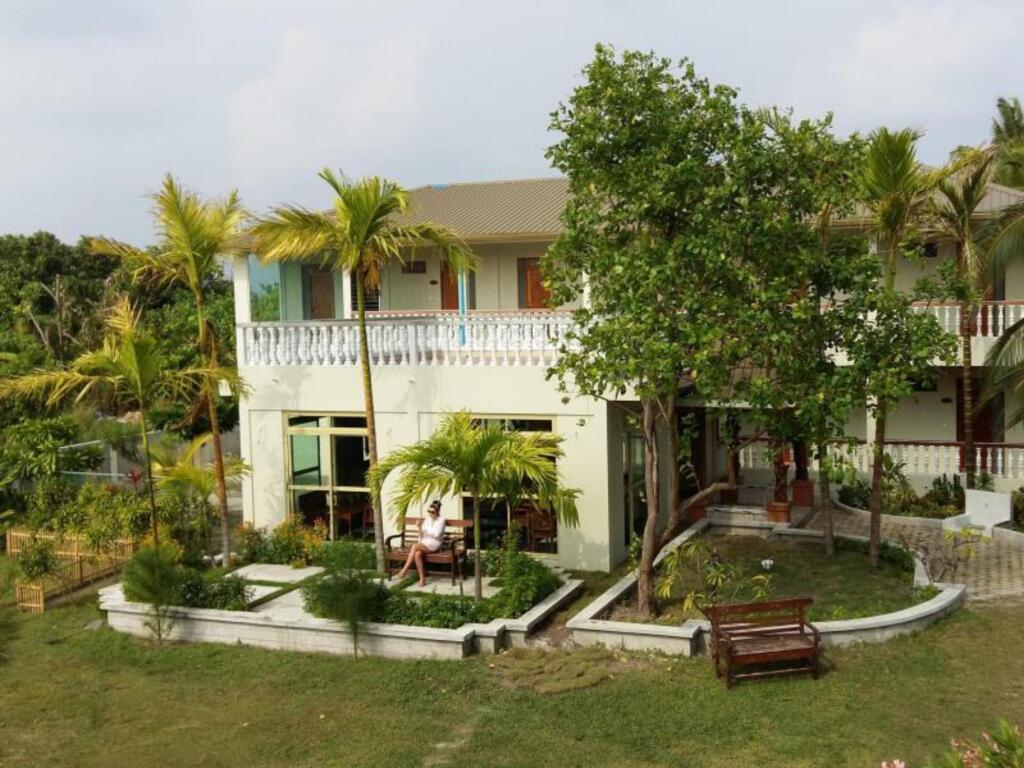 Атолл Лааму: Nazaki Beach Hotel & Spa Maldives