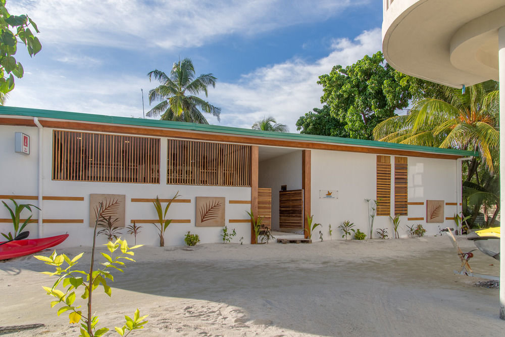 Отель Dhiffushi White Sand Beach — фото 2