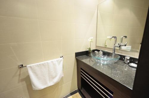 Дубай: Key One Homes - Cayan Tower
