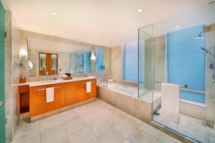 Дубай: The Ritz-Carlton Executive Residences