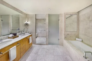 Дубай: The Ritz-Carlton Executive Residences