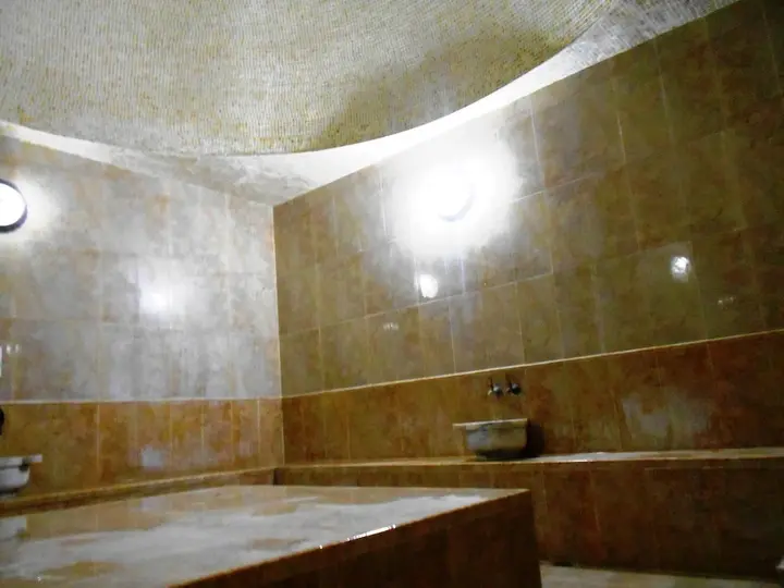 Шеки: Issam Hotel