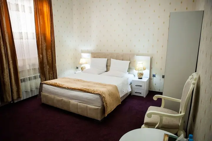 Шеки: Issam Hotel