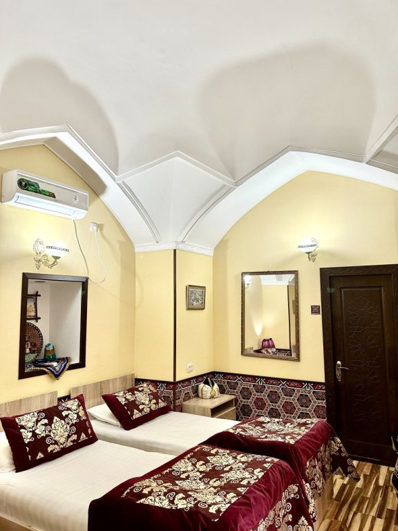 Бухара: Hotel Khurjin