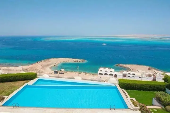 Хургада: Sea view apartment with private beach