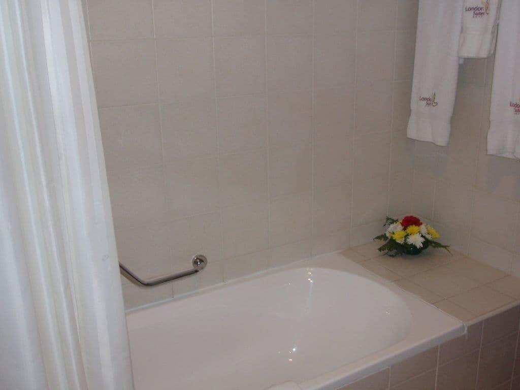 Дубай: London Suites Hotel