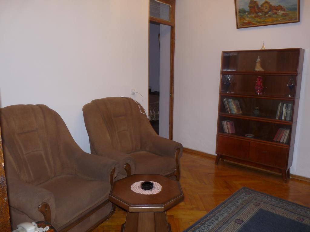 Ереван: Apartment in House of Classical Armenian Architecture
