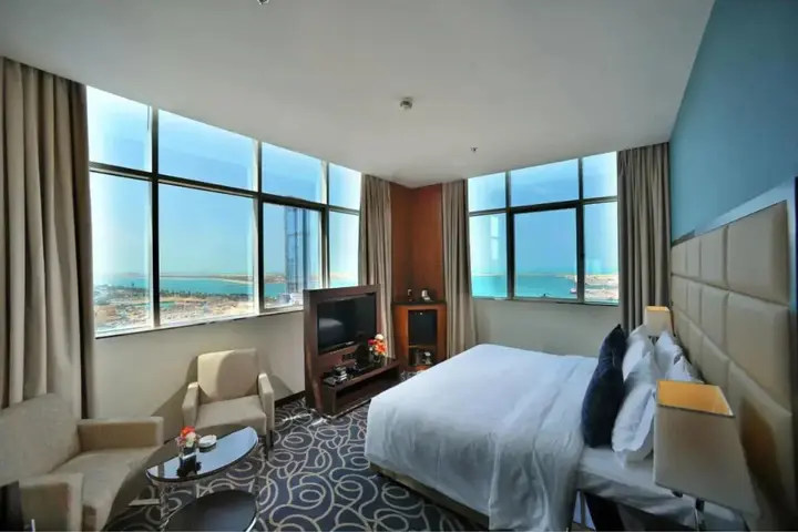 Абу-Даби: Hotel Ramada by Wyndham Abu Dhabi Corniche