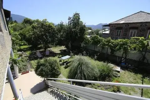 Кварели: Guesthouse Raisa