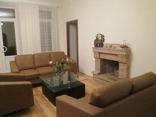Одзун: Guest House Artemi