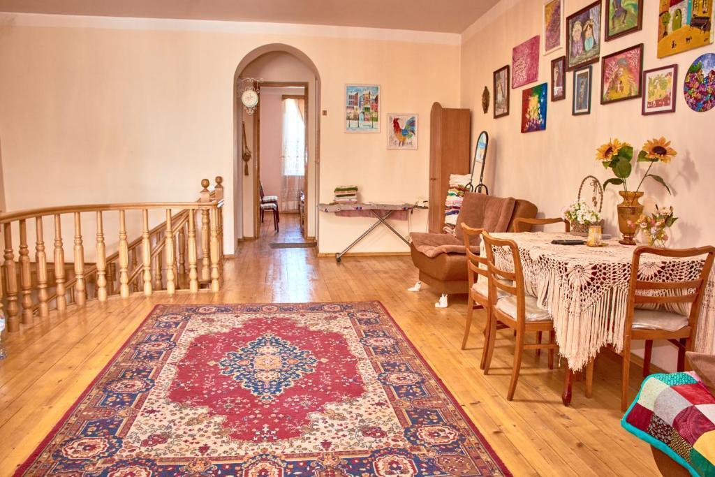 Гори: Guest House Nitsa