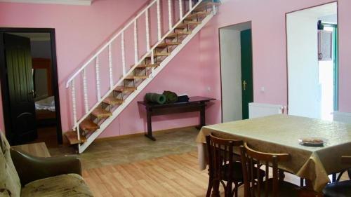 Гори: Green hostel