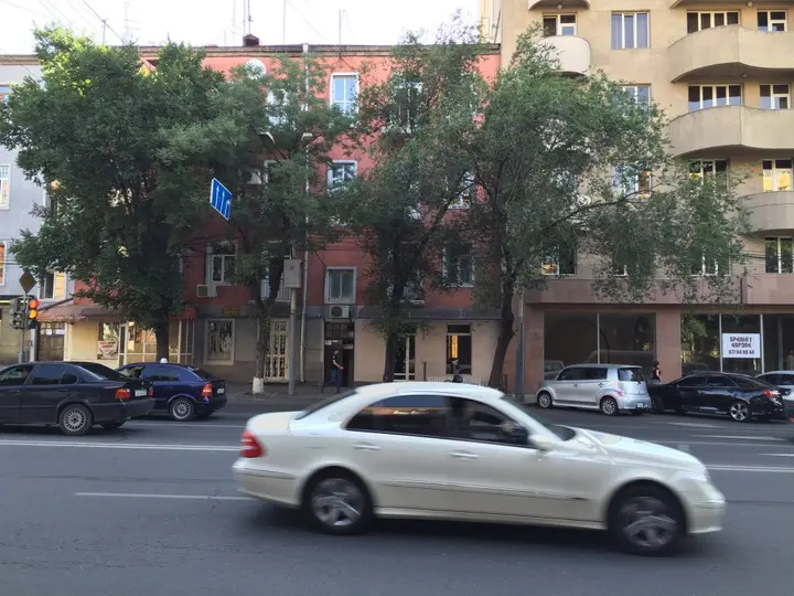 Ереван: Апартаменты Spacious 2 Bedroom in City Center