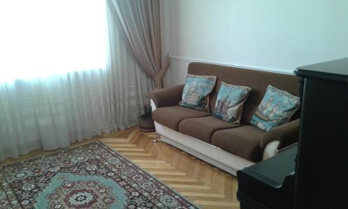 Баку: Neftiannikov Avenue Apartment