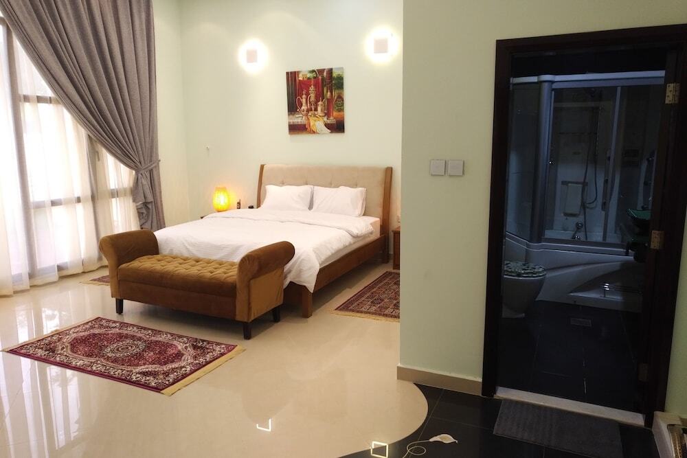 Дубай: Emirates Hills Lake View Villa