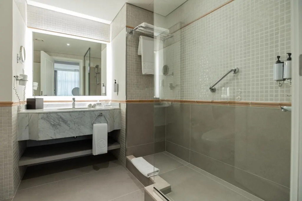 Абу-Даби: Beach Rotana Hotel - All Suites