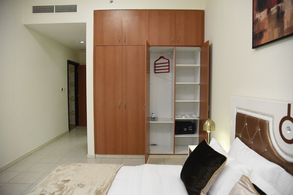 Дубай: Luxury 4BR Apartment in Horizon Towers