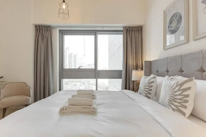 Дубай: Exquisite Apt Overlooking the Opus by Zaha Hadid