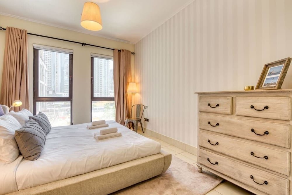 Дубай: Modern & Stylish Apartment in Downtown