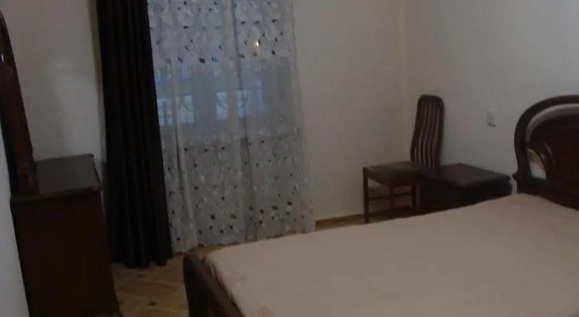 Гори: Lucky House
