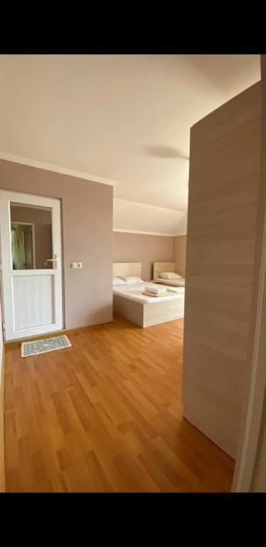Гонио: Guest House Lazuri