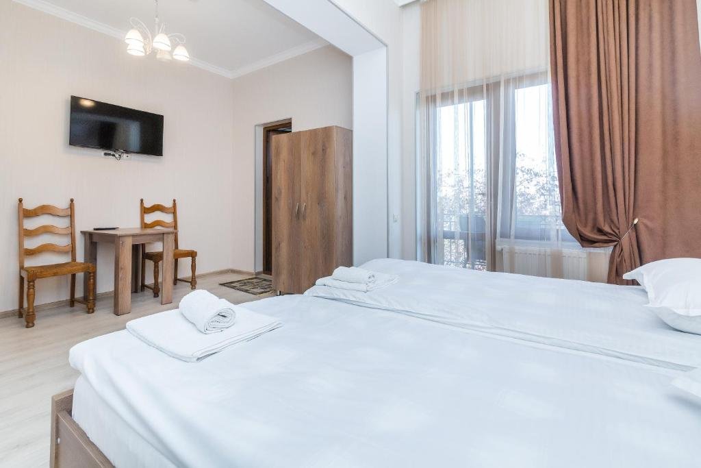 Зугдиди: White Hotel