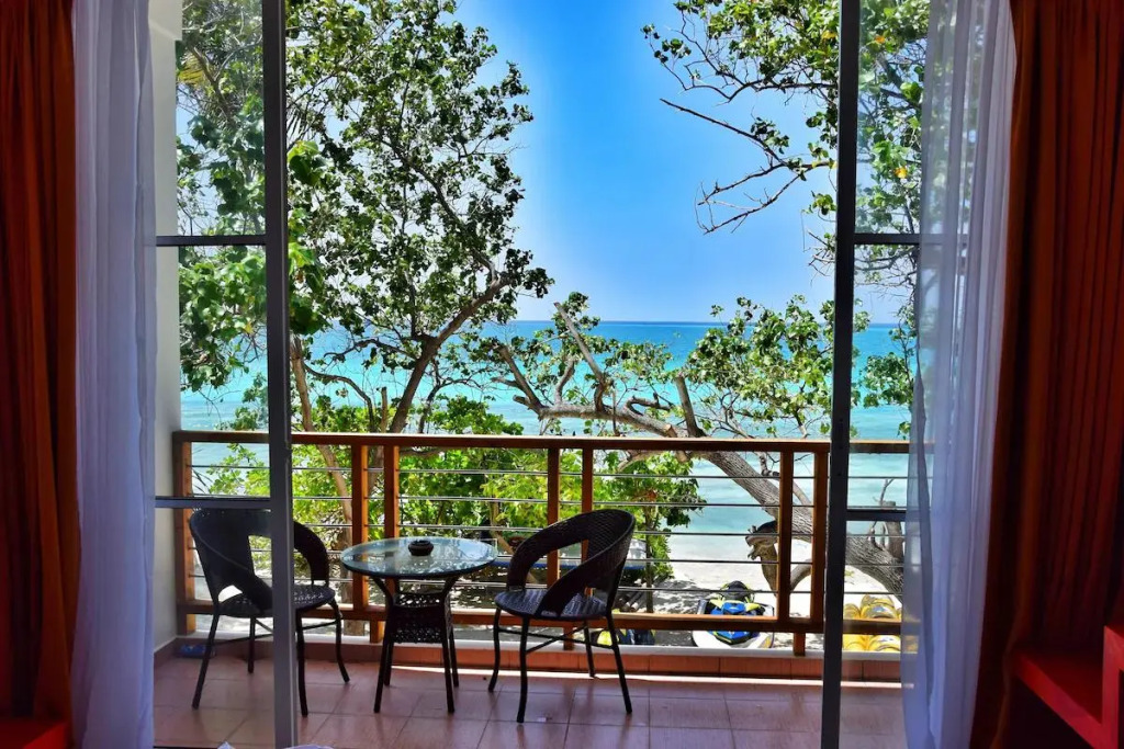 Дигура: Athiri Beach Maldives