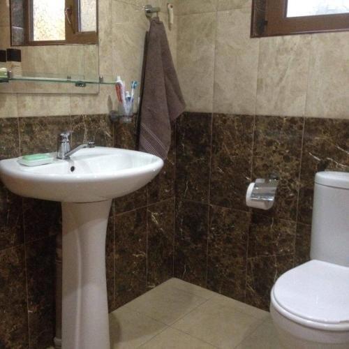 Телави: Guest House Gzirishvili