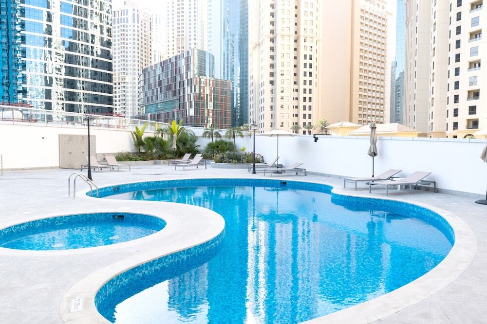 Luxury Staycation - Continental Tower — фото 4