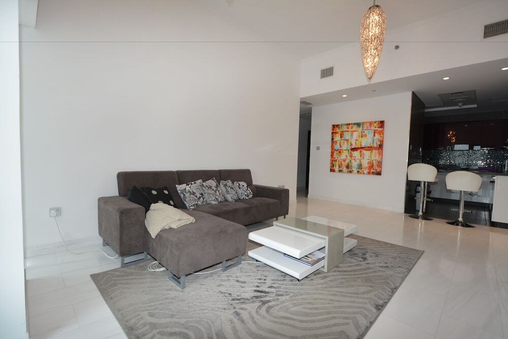 Дубай: Cayan Tower by Deluxe Holiday Homes