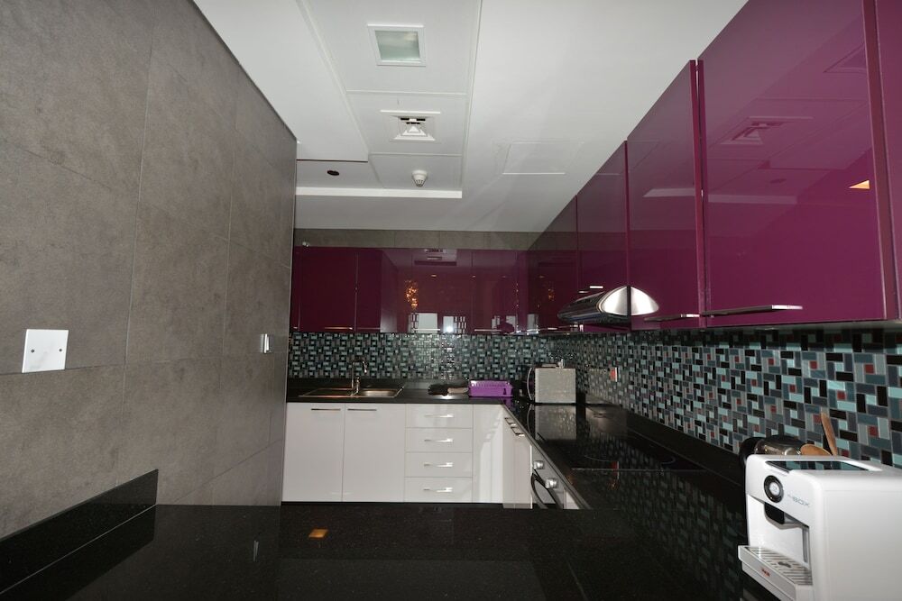 Дубай: Cayan Tower by Deluxe Holiday Homes