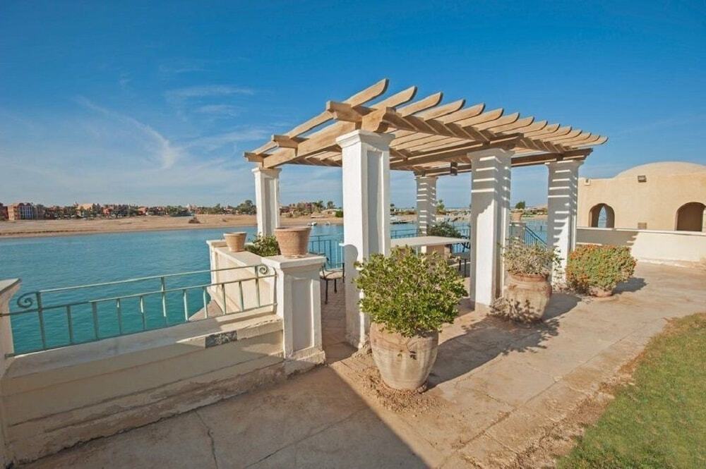 Chic 4-Bedroom White Villa for Rent in El Gouna Egypt — фото 2