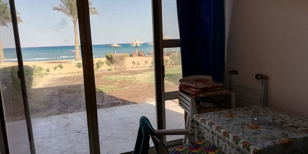 Айн-Сохна: Beach front chalet