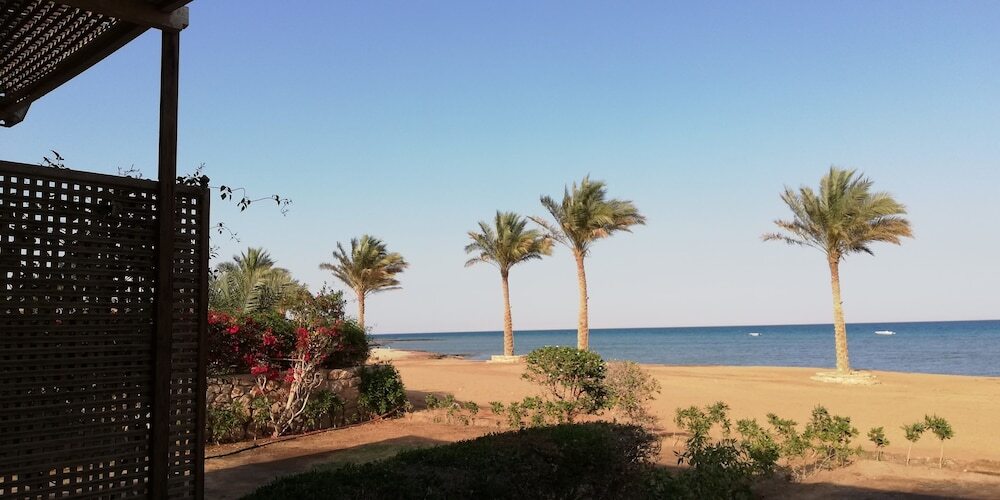 Айн-Сохна: Beach front chalet