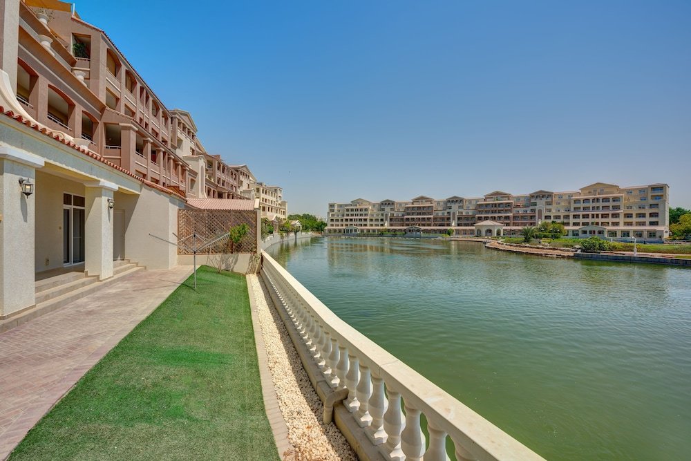 Дубай: J5 Holiday Homes 3BR Apartment