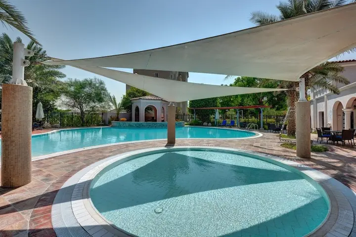 Дубай: J5 Holiday Homes 3BR Apartment