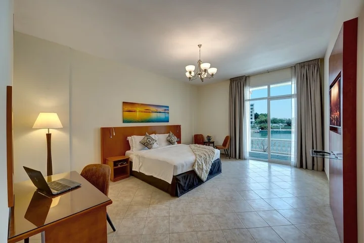 Дубай: J5 Holiday Homes 3BR Apartment