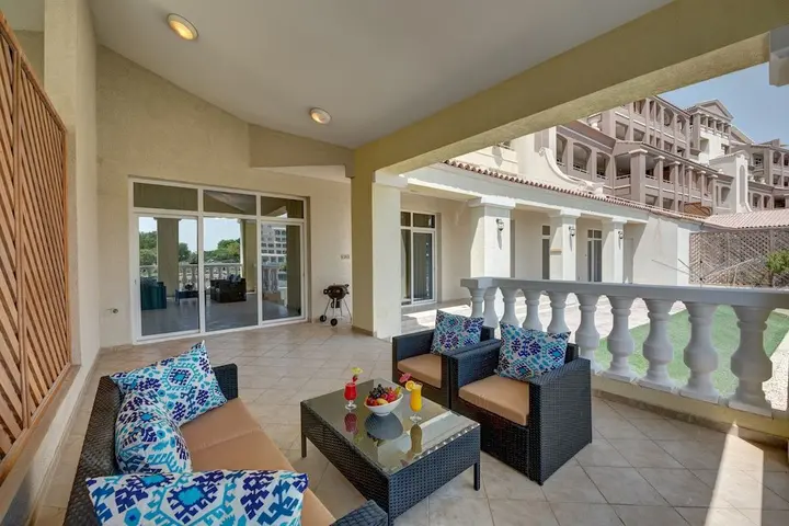 Дубай: J5 Holiday Homes 3BR Apartment